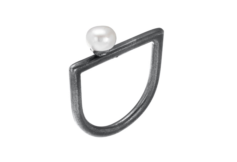 oxidized-silver-ring-with-pearl-finn-1