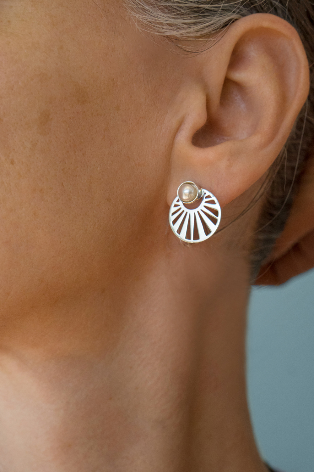 Ασημένια σκουλαρίκια με μαργαριτάρι CHESHIRE STUDS LUX 3 Ασημένια σκουλαρίκια με μαργαριτάρι CHESHIRE STUDS LUX - Image 3